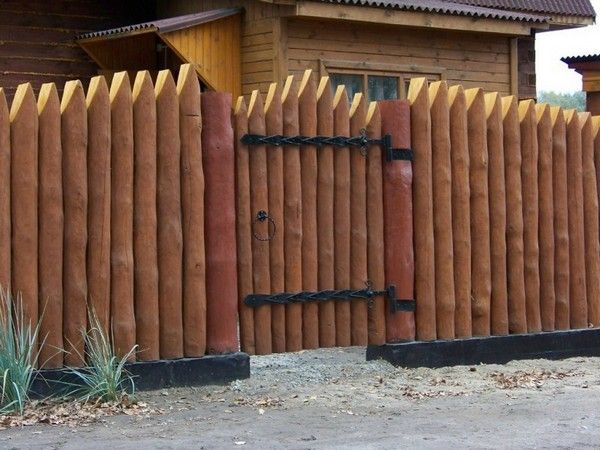Забор из частокола – старинное ограждение в современных ландшафтных дизайнах