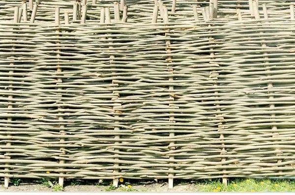 Забор из частокола – старинное ограждение в современных ландшафтных дизайнах
