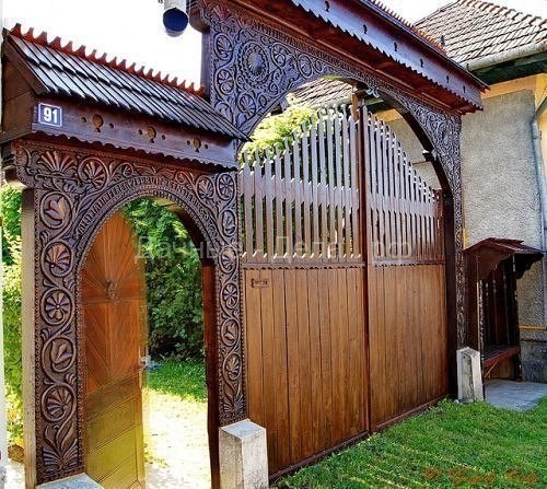 Шикарные деревянные ворота.