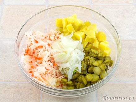 Картофельный салат с квашеной капустой - простое русское блюдо