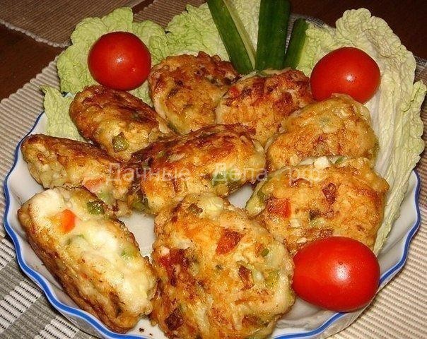 Рецепт очень вкусных и полезных котлет из куриного мяса с овощами и сыром.