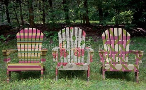 Нехитрая садовая мебель: яркие стулья