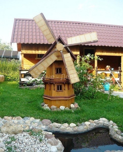 Декоративная мельница в саду