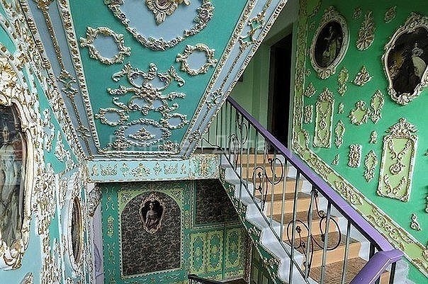 Пенсионер оформил в дворцовом стиле обычный подъезд 9-этажного дома – украсил его картинами и лепниной