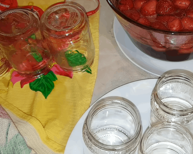 Вот как сварить клубничное варенье, не ставя ягоды на плиту!