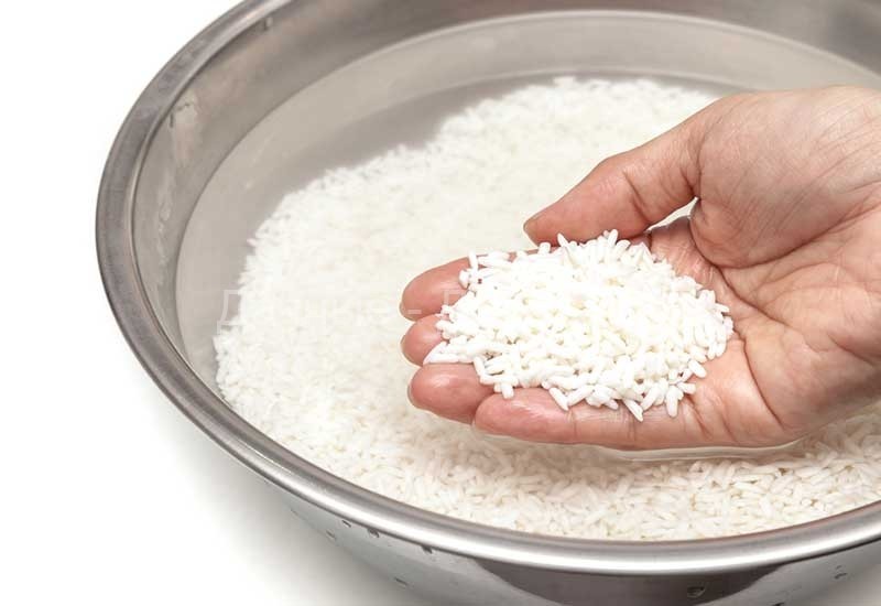 Вот что вы должны всегда делать с рисом, перед тем как его приготовить
