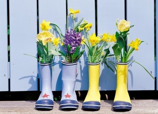 Оригинальные клумбы для цветов из старых сапог и ботинок