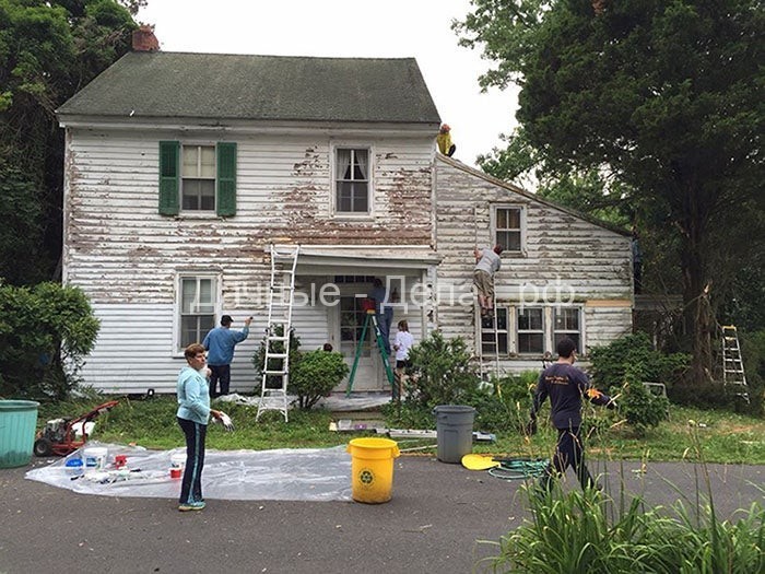 Добрые соседи отремонтировали и покрасили дом учительницы-пенсионерки