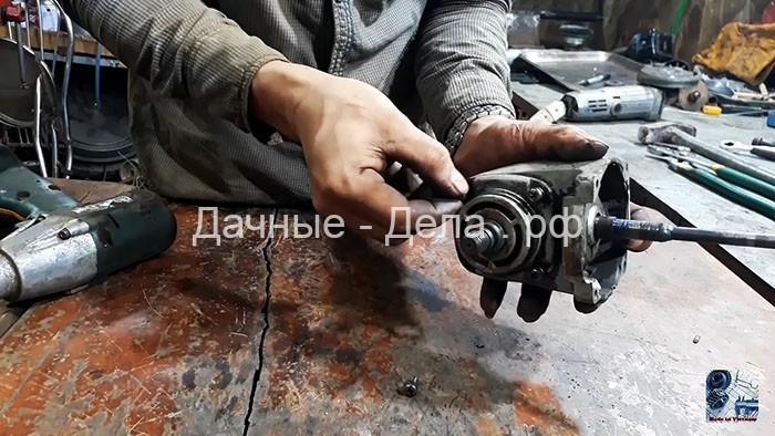 Траншеекопатель из мотокосы и сломанной болгарки своими руками