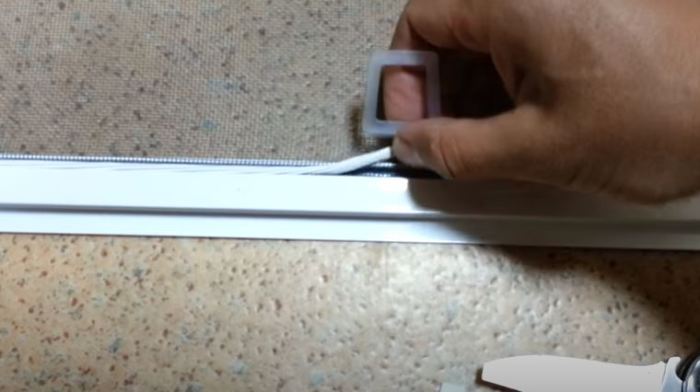 Как самостоятельно заменить сломанную ручку на москитной сетке