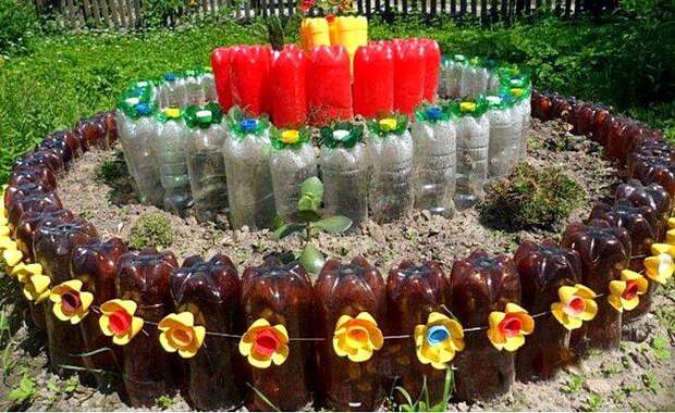 Клумбы для цветов из пластиковых бутылок – все пойдет в дело