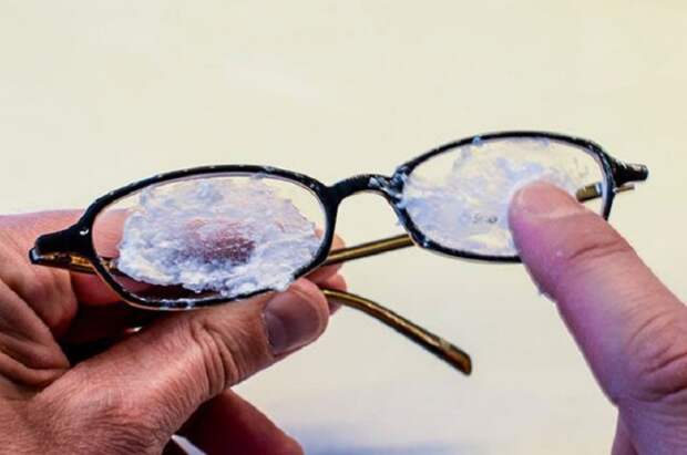 3 копеечных способа привести поцарапанные очки в порядок