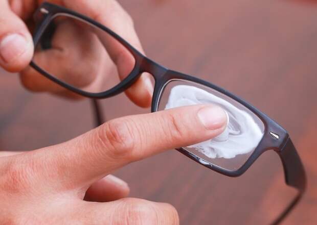3 копеечных способа привести поцарапанные очки в порядок
