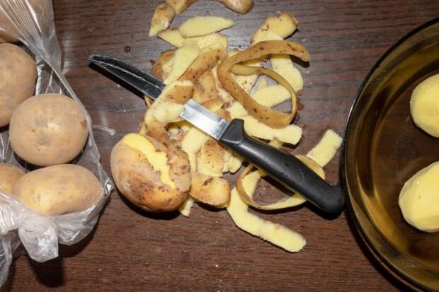 Зачем класть картошку и очистки под смородину