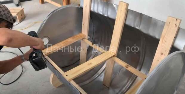 Идея для дачи: скамейки и столик из металлических бочек и деревянных поддонов