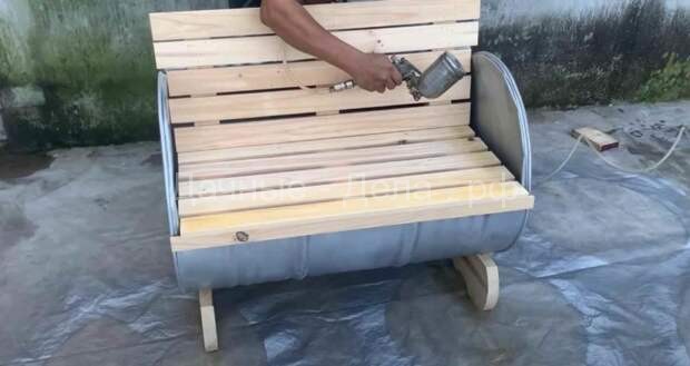 Идея для дачи: скамейки и столик из металлических бочек и деревянных поддонов